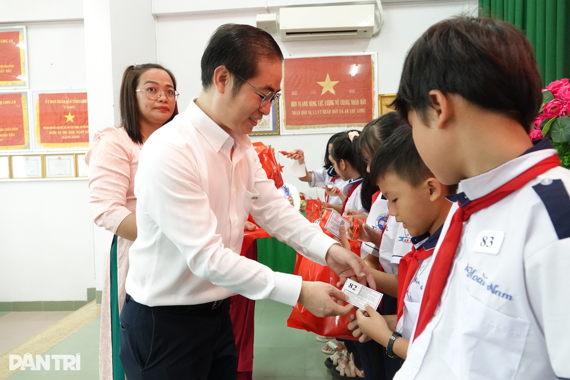 Tặng thẻ Bảo hiểm y tế và quà Trung thu đến học sinh khó khăn tỉnh Tây Ninh - 7 Tặng thẻ Bảo hiểm y tế và quà Trung thu đến học sinh khó khăn tỉnh Tây Ninh - 7