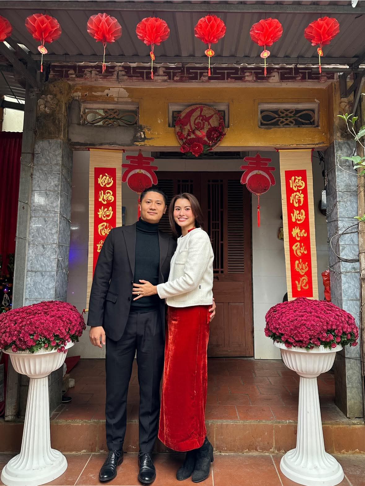 Nữ người mẫu nhận xét chồng doanh nhân là người nội tâm, ít nói nhưng rất biết cách quan tâm bạn đời.