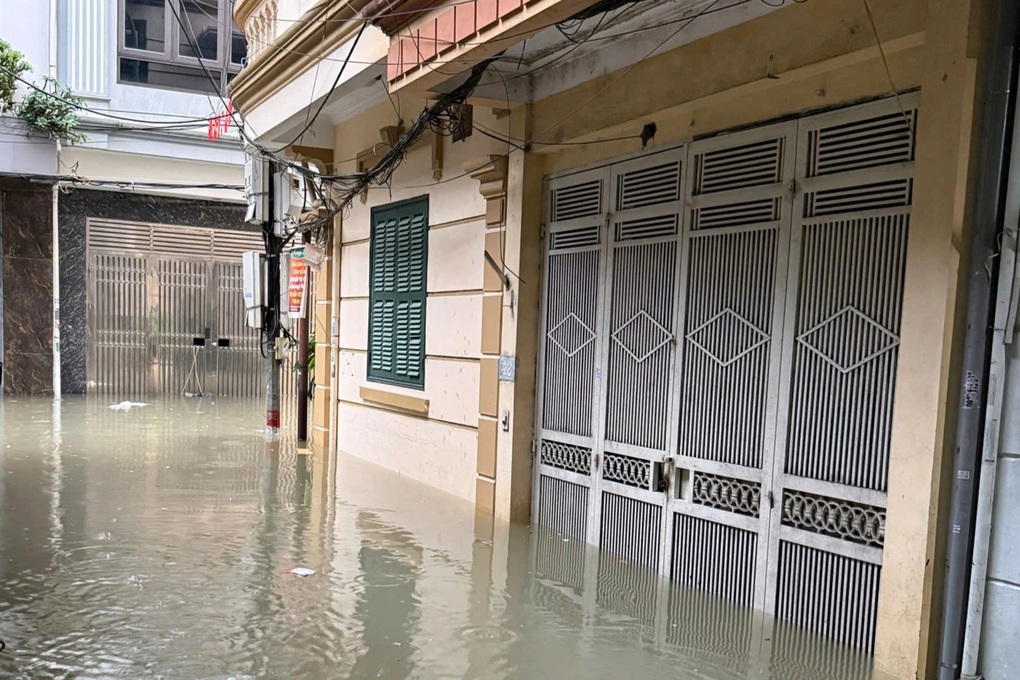 Nước dâng cao cả mét tràn vào nhà, người Hà Nội hì hục dùng xô tát - 3