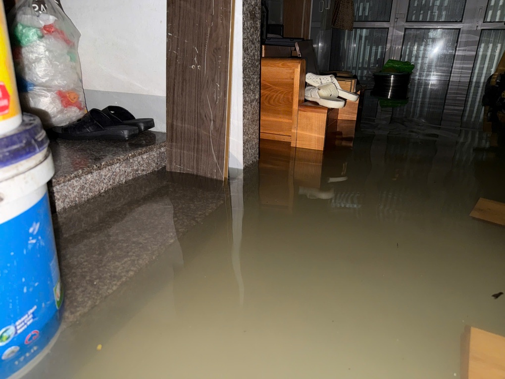 Nước dâng cao cả mét tràn vào nhà, người Hà Nội hì hục dùng xô tát - 4