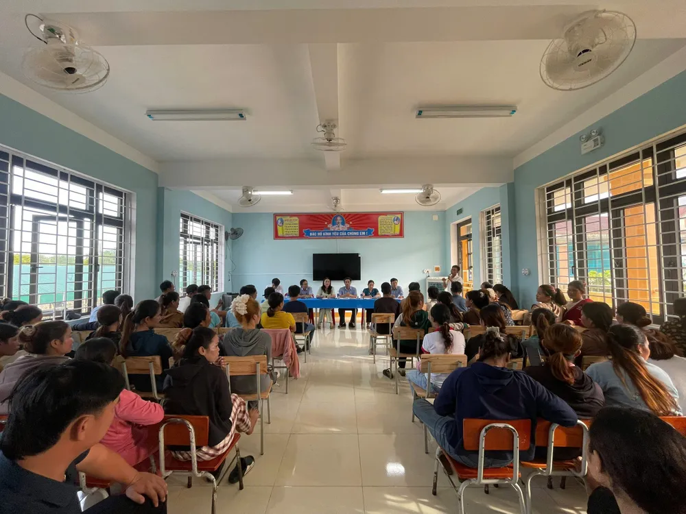 Lãnh đạo Sở GD&ĐT, chính quyền xã Kim Ngân, Ban giám hiệu nhà trường làm việc với phụ huynh chiều ngày 1-10. Ảnh: B.T dinh-chi-cong-tac-pho-hieu-truong.jpg