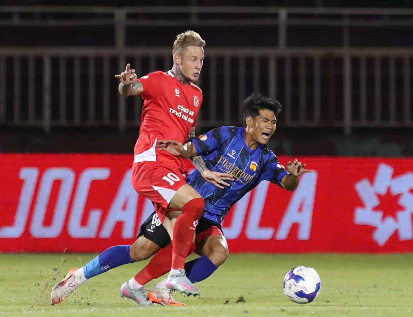 ‘Đi săn không súng’, HAGL lâm nguy: Phải trỗi dậy ngay kẻo quá muộn
- Ảnh 2. ‘Đi săn không súng’, HAGL lâm nguy: Phải trỗi dậy ngay kẻo quá muộn
- Ảnh 2.