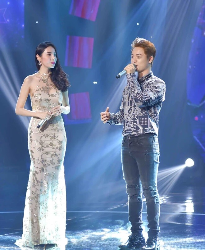 Nam ca sĩ nổi tiếng cùng Thủy Tiên 20 năm trước: Nay giàu sụ, sống hạnh phúc bên mỹ nhân trong biệt thự to đùng 3 Cặp đôi khi gặp lại nhau năm 2017.