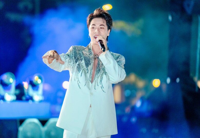 Nam ca sĩ nổi tiếng cùng Thủy Tiên 20 năm trước: Nay giàu sụ, sống hạnh phúc bên mỹ nhân trong biệt thự to đùng 5 Nam ca sĩ nổi tiếng cùng Thủy Tiên 20 năm trước: Nay giàu sụ, sống hạnh phúc bên mỹ nhân trong biệt thự to đùng - 4