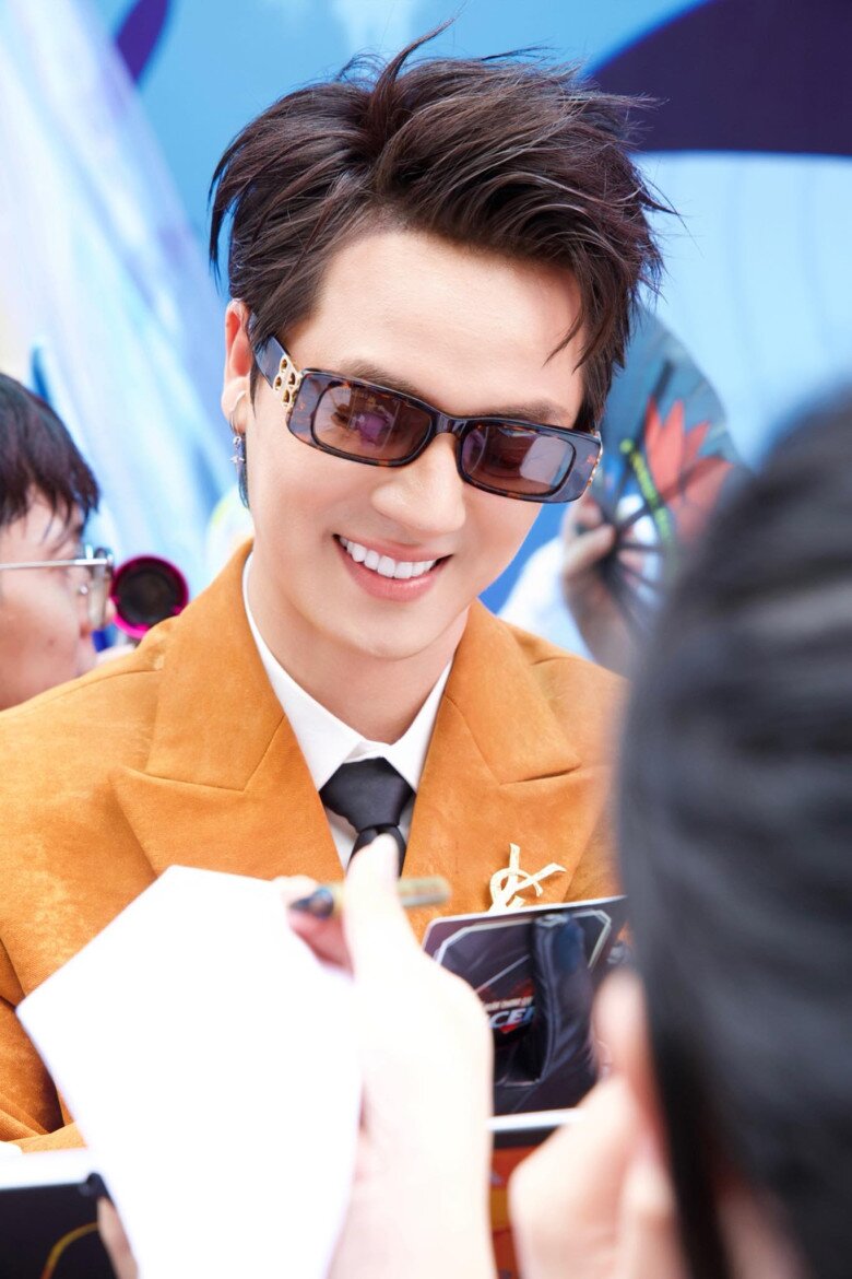 Nam ca sĩ nổi tiếng cùng Thủy Tiên 20 năm trước: Nay giàu sụ, sống hạnh phúc bên mỹ nhân trong biệt thự to đùng 6 Đăng Khôi của hiện tại vẫn điển trai như ngày nào.