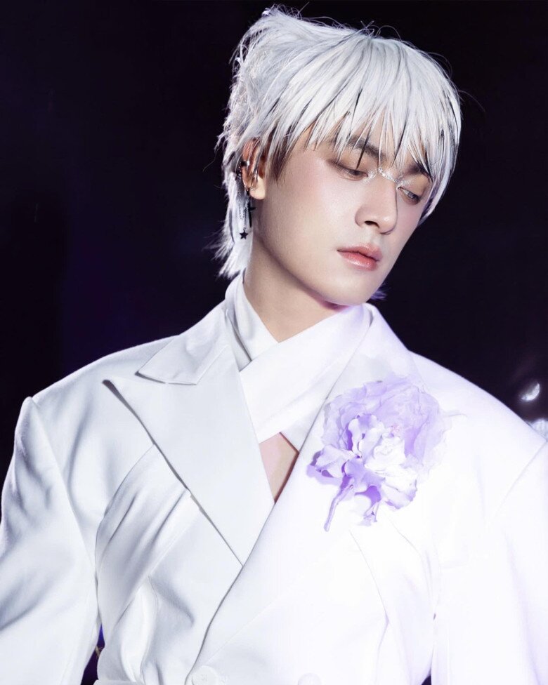 Nam ca sĩ nổi tiếng cùng Thủy Tiên 20 năm trước: Nay giàu sụ, sống hạnh phúc bên mỹ nhân trong biệt thự to đùng 9 Ông cố nội visual trông trẻ trung chẳng kém các nam ca sĩ 9x, 10x.