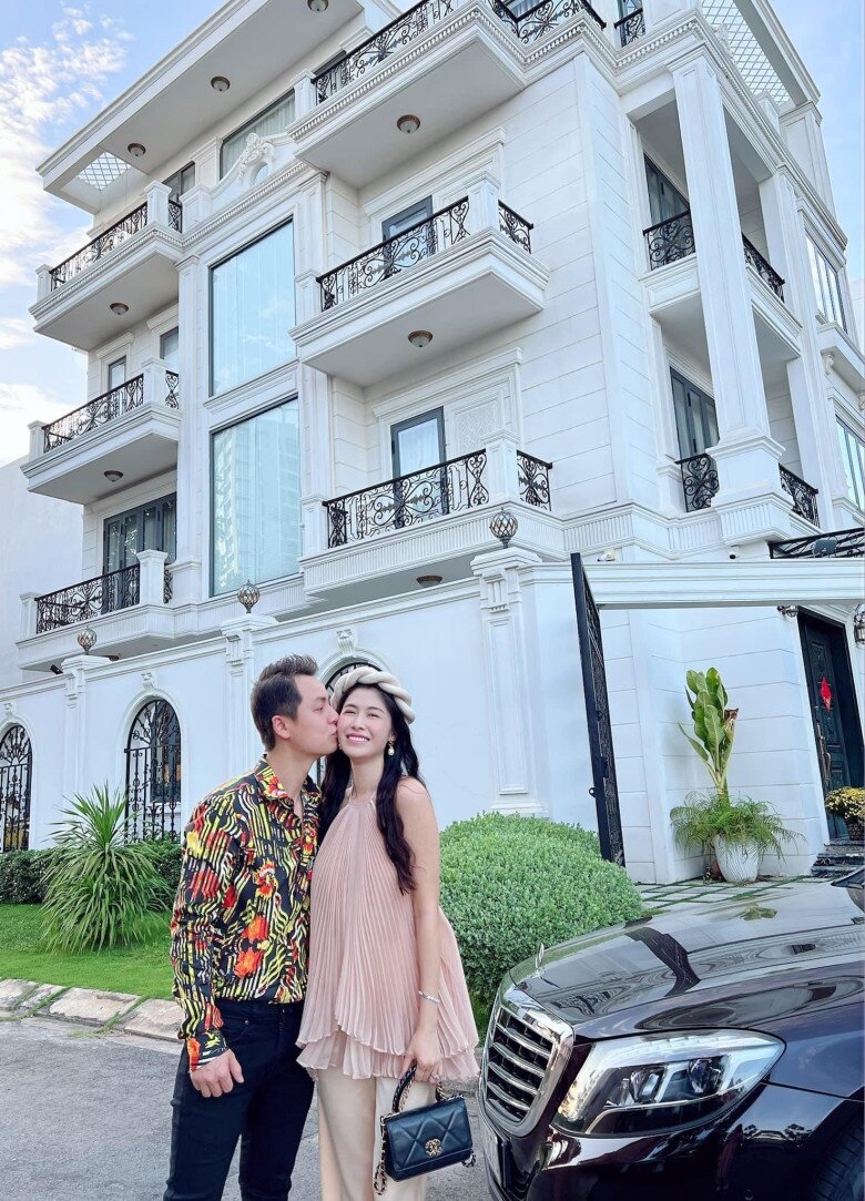 Nam ca sĩ nổi tiếng cùng Thủy Tiên 20 năm trước: Nay giàu sụ, sống hạnh phúc bên mỹ nhân trong biệt thự to đùng 11 Biệt thự bề thế của gia đình Đăng Khôi.