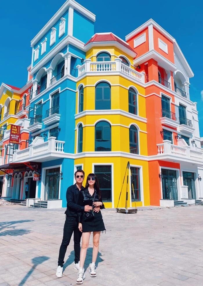 Nam ca sĩ nổi tiếng cùng Thủy Tiên 20 năm trước: Nay giàu sụ, sống hạnh phúc bên mỹ nhân trong biệt thự to đùng 13 Căn hộ ở châu Âu, dãy nhà ở Phú Quốc cũng cho thấy độ giàu có đáng nể của đôi vợ chồng này.
