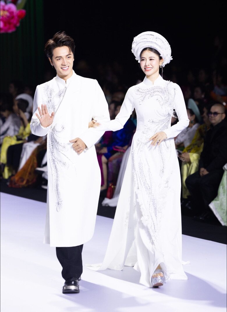 Nam ca sĩ nổi tiếng cùng Thủy Tiên 20 năm trước: Nay giàu sụ, sống hạnh phúc bên mỹ nhân trong biệt thự to đùng 17 Cặp đôi sánh bước bên nhau trong các sự kiện mới đây.