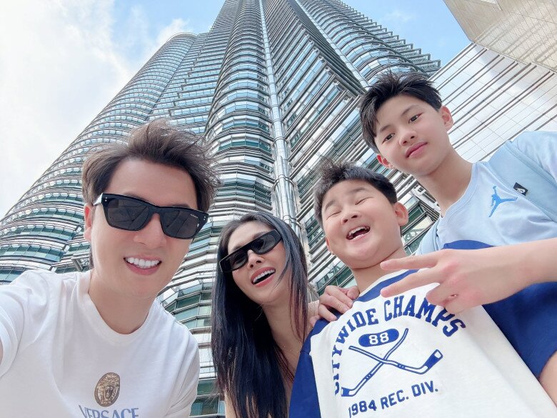 Nam ca sĩ nổi tiếng cùng Thủy Tiên 20 năm trước: Nay giàu sụ, sống hạnh phúc bên mỹ nhân trong biệt thự to đùng 19 Nam ca sĩ nổi tiếng cùng Thủy Tiên 20 năm trước: Nay giàu sụ, sống hạnh phúc bên mỹ nhân trong biệt thự to đùng - 18