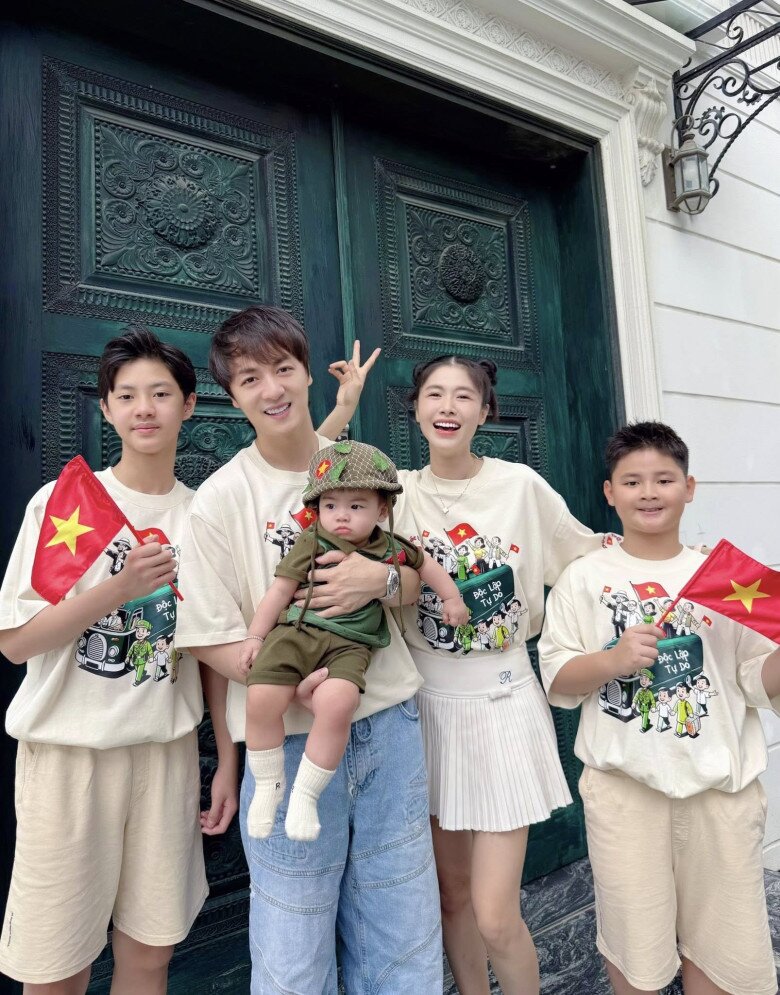 Nam ca sĩ nổi tiếng cùng Thủy Tiên 20 năm trước: Nay giàu sụ, sống hạnh phúc bên mỹ nhân trong biệt thự to đùng 20 Tổ ấm vui vẻ, hạnh phúc của Đăng Khôi được nhiều khán giả ngưỡng mộ.