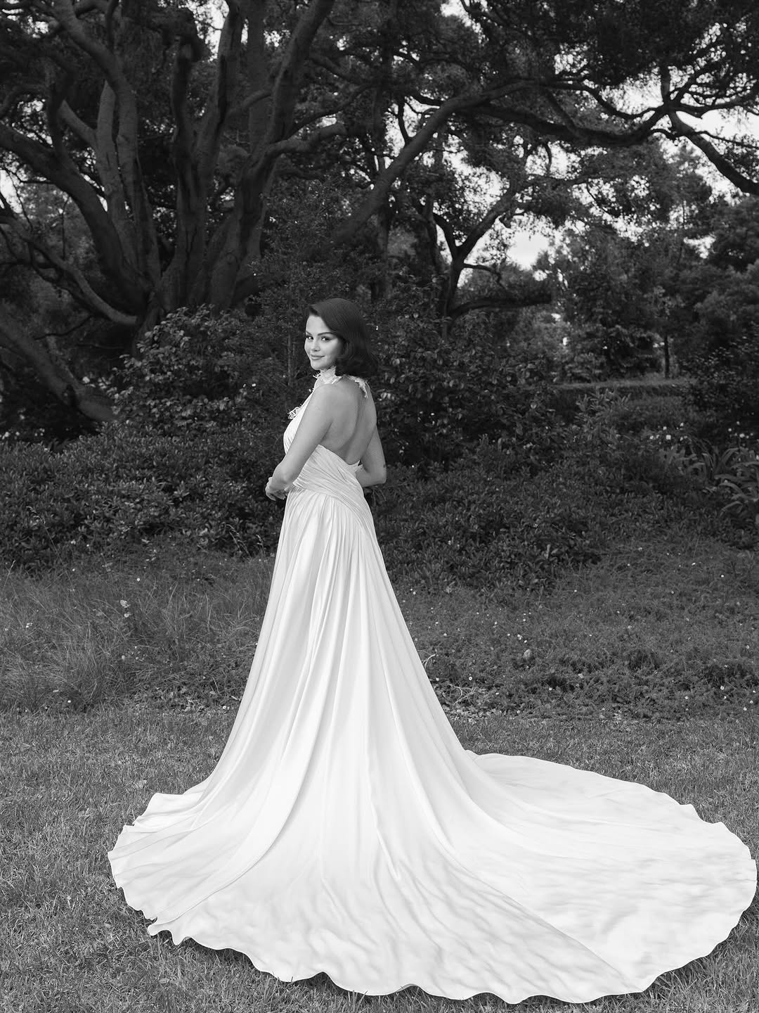 Bí mật váy cưới Selena Gomez: Phải phóng to lên mới thấy thứ này! - Ảnh 7.