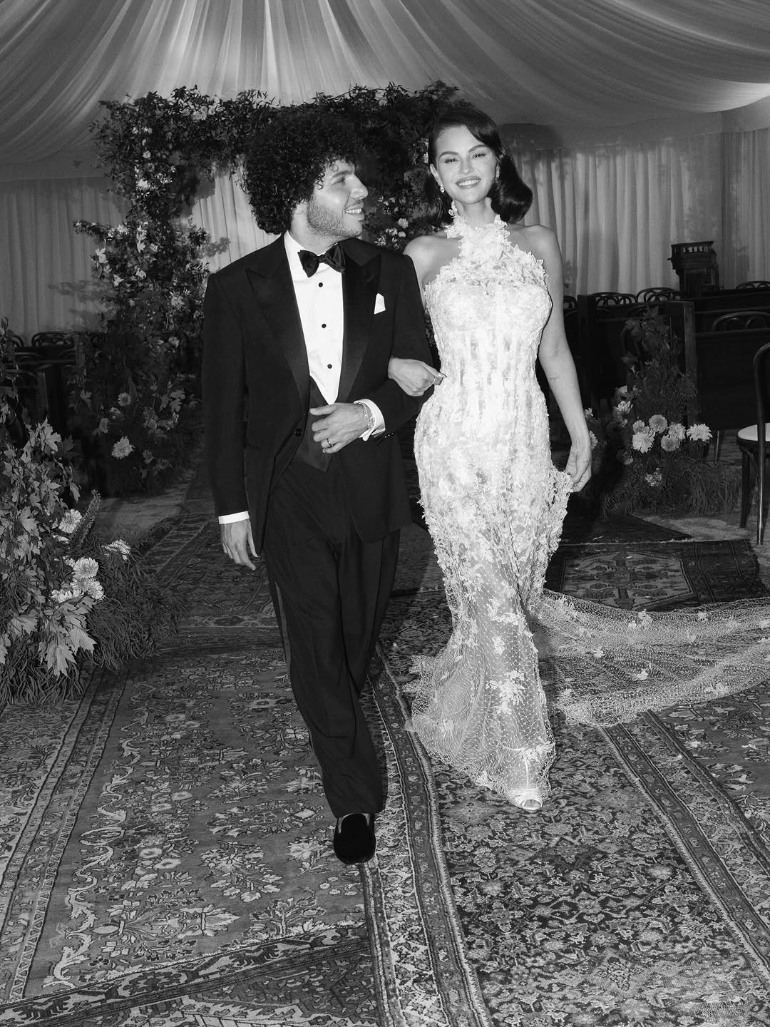 Bí mật váy cưới Selena Gomez: Phải phóng to lên mới thấy thứ này! - Ảnh 9.