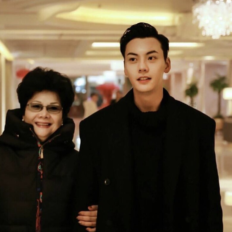 Trần Vỹ Đình và mẹ.