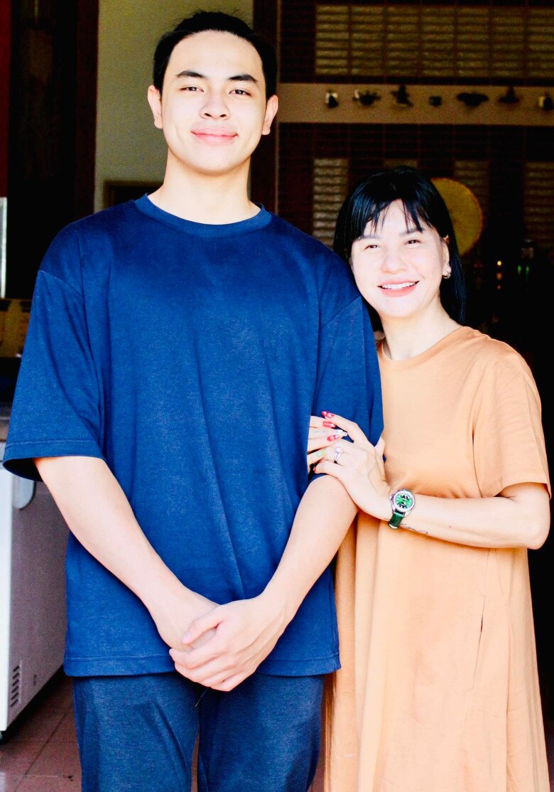 Thiên Minh ở cùng Cát Phượng, có tính cách rất tự lập và hiểu chuyện.