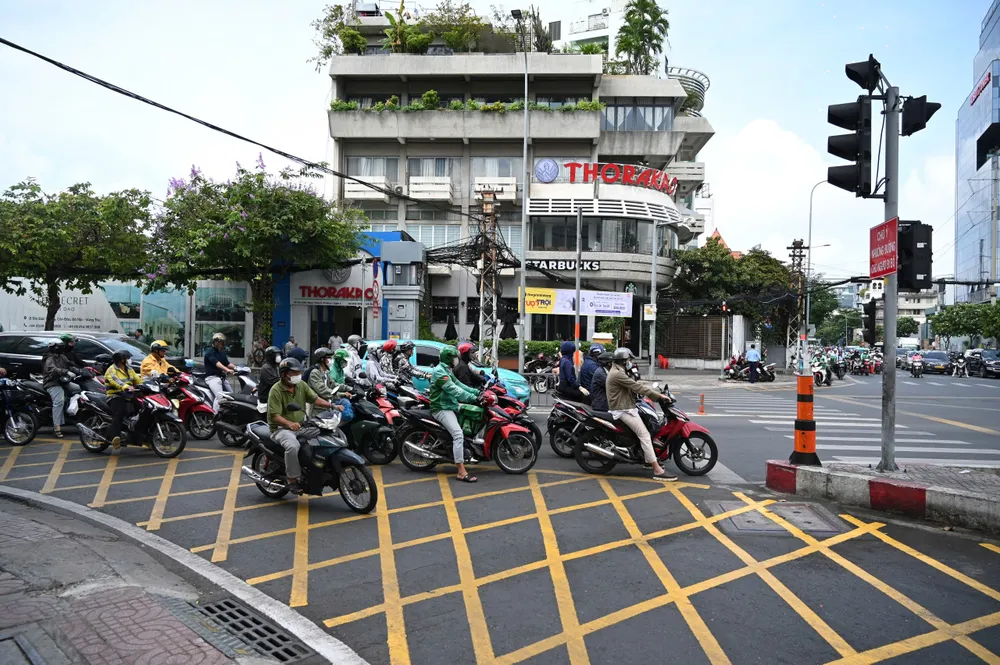 Vạch mắt võng được bố trí tại giao lộ Cách Mạng Tháng 8 - Điện Biên Phủ. Ảnh: PHẠM HẢI dung-xe-de-vach-mat-vong-tai-xe-xe-buyt-bi-xu-phat-o-tp-hcm (1).jpg