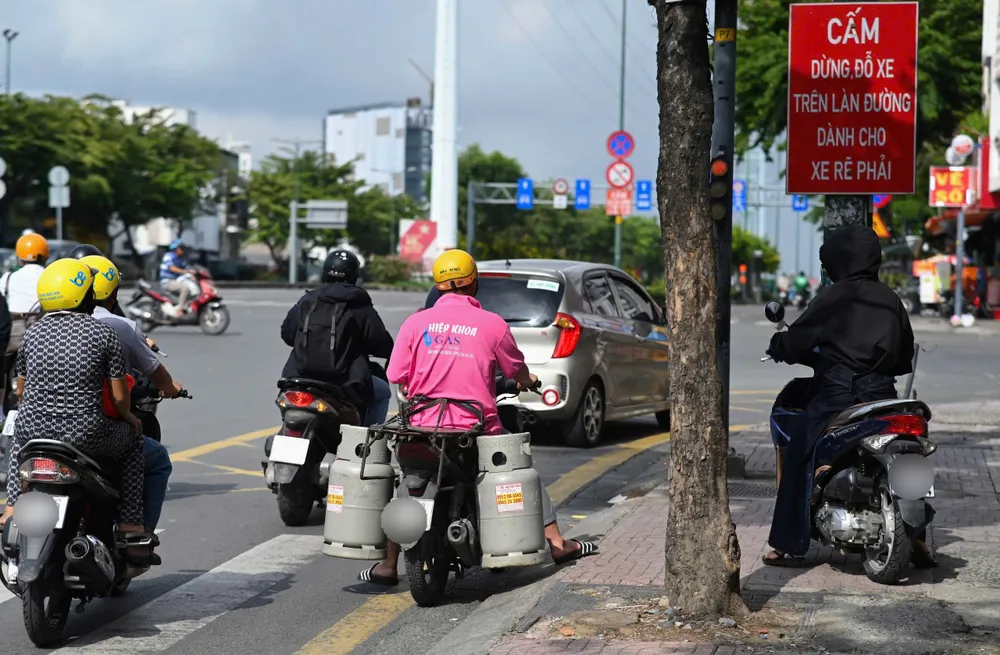 Vạch mắt võng tại giao lộ Phạm Văn Đồng - Phan Văn Trị có thêm biển cấm dừng, đỗ xe. Ảnh: PHẠM HẢI dung-xe-de-vach-mat-vong-tai-xe-xe-buyt-bi-xu-phat-o-tp-hcm (2).jpg