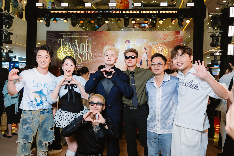 Lee Kwang Soo xuất hiện rạng rỡ tại thảm đỏ phim "Tay anh giữ một vì sao" 3 1759392478 112 Lee Kwang Soo xuat hien rang ro tai tham do