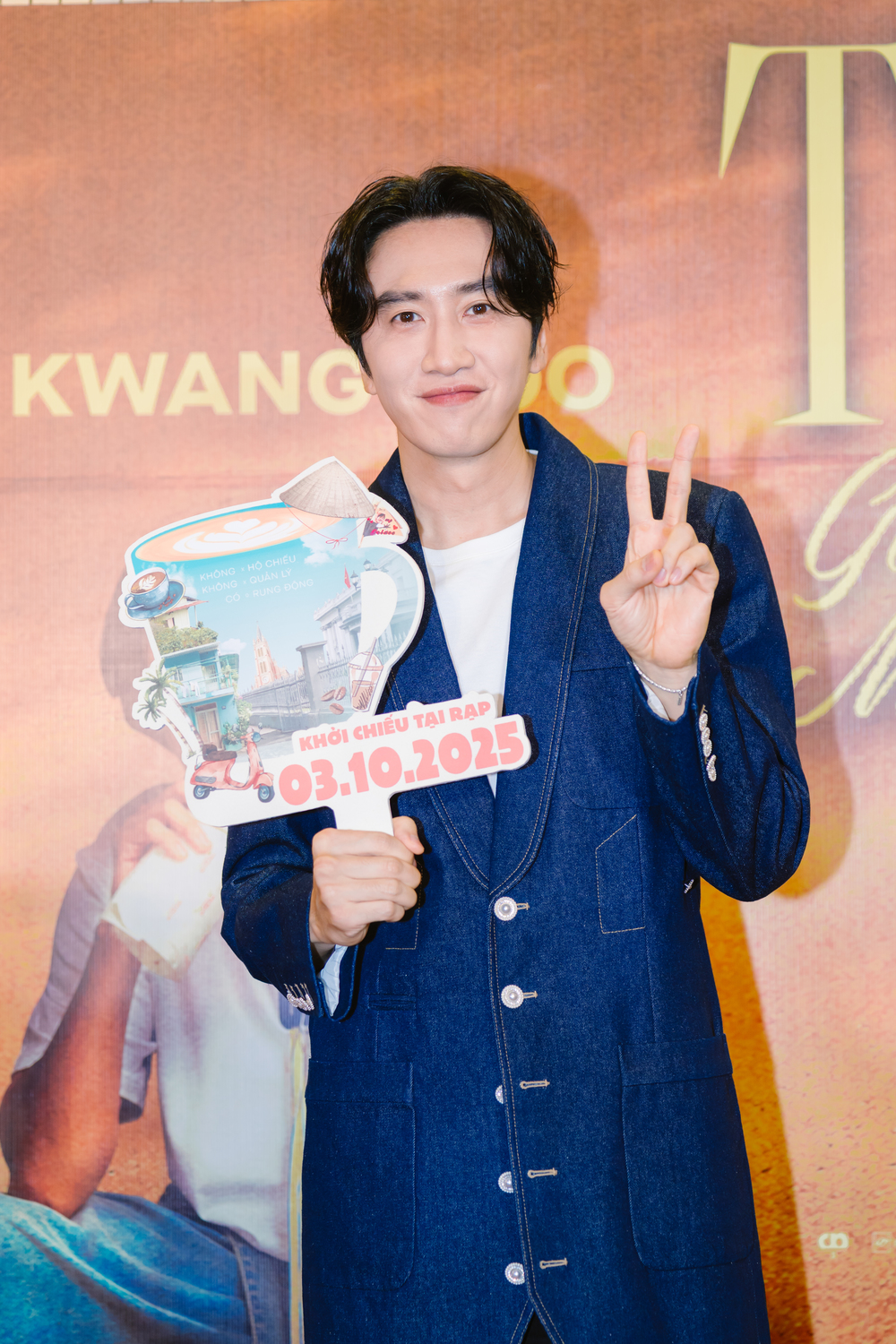 Lee Kwang Soo xuất hiện rạng rỡ tại thảm đỏ phim "Tay anh giữ một vì sao" 2 1759392478 747 Lee Kwang Soo xuat hien rang ro tai tham do