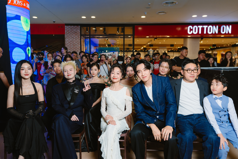 Lee Kwang Soo xuất hiện rạng rỡ tại thảm đỏ phim "Tay anh giữ một vì sao" 4 1759392479 406 Lee Kwang Soo xuat hien rang ro tai tham do