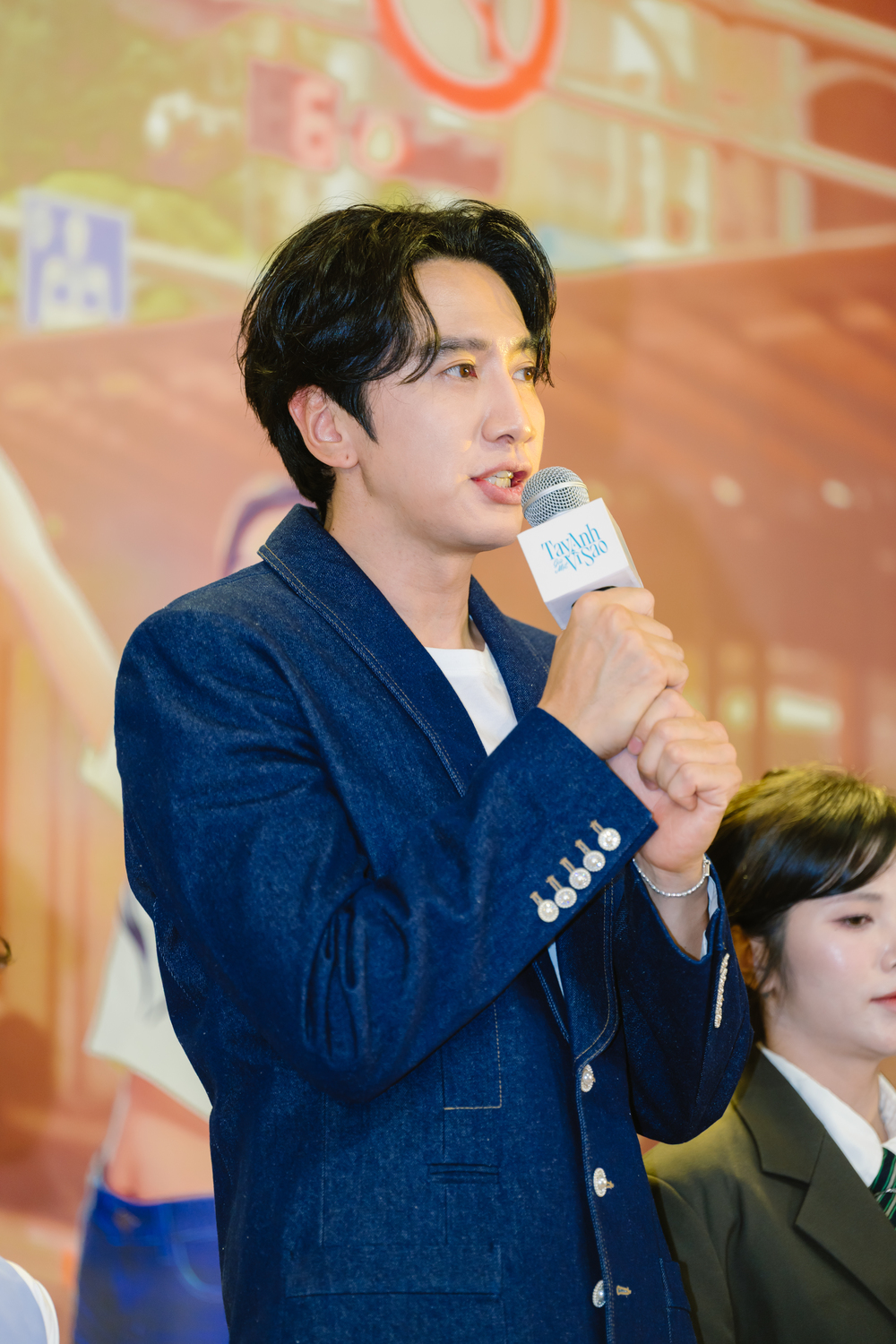 Lee Kwang Soo xuất hiện rạng rỡ tại thảm đỏ phim "Tay anh giữ một vì sao" 5 1759392480 414 Lee Kwang Soo xuat hien rang ro tai tham do