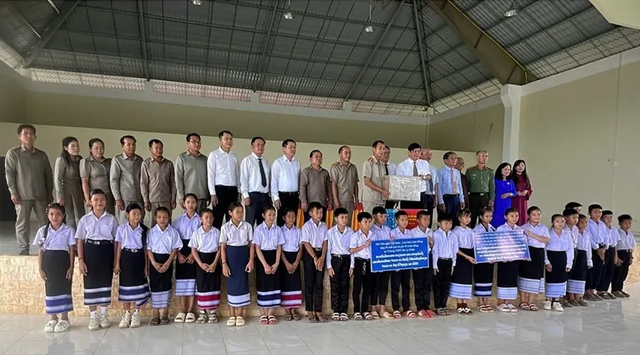 Đoàn công tác trao tặng máy vi tính cho nhà trường và quà cho học sinh Lào. Champasak-lam-dong (1).jpg