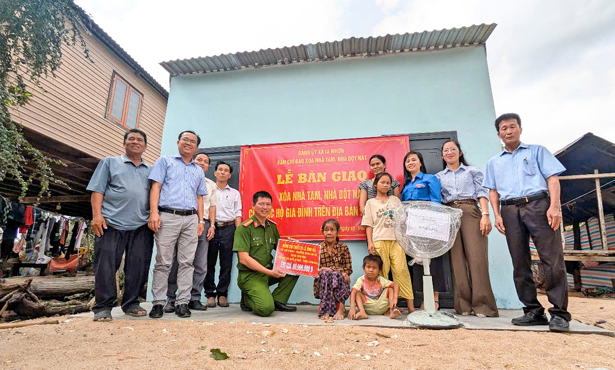 Anh trưởng công an xã bỏ tiền xóa nhà tạm cho dân - Ảnh 2. nhà tạm - Ảnh 2.