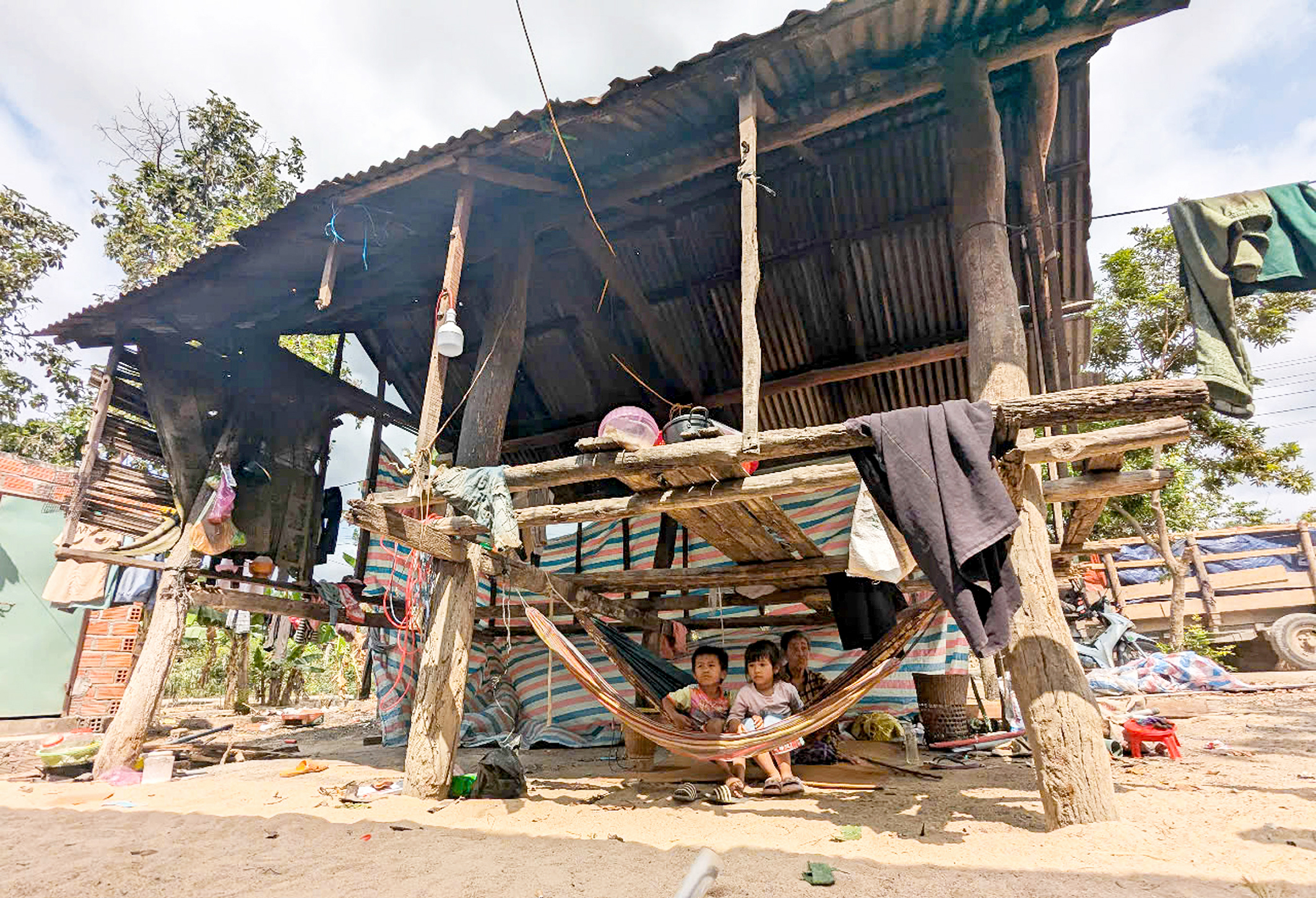 Anh trưởng công an xã bỏ tiền xóa nhà tạm cho dân - Ảnh 3. Anh trưởng công an xã bỏ tiền xóa nhà tạm cho dân - Ảnh 3.