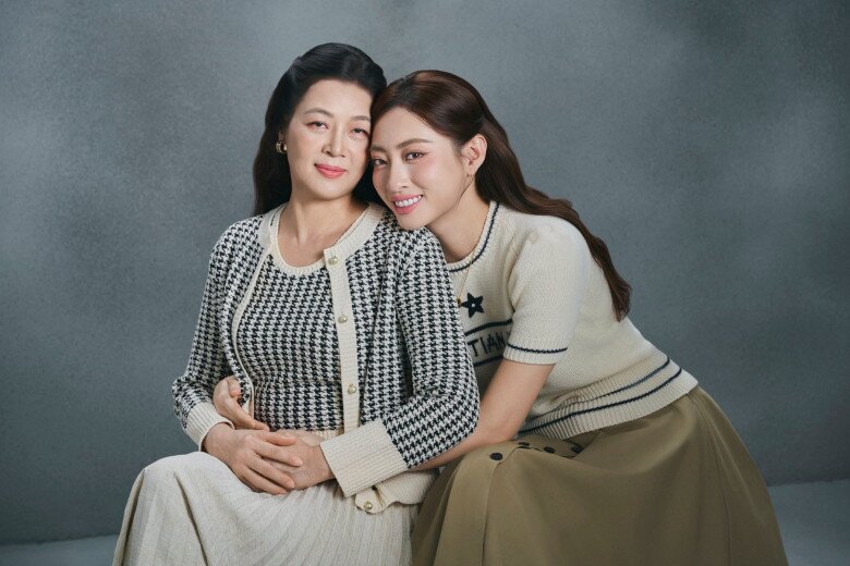 Nhà Hoa hậu Lương Thùy Linh ở Cao Bằng ngập sâu trong nước lũ, nàng hậu cùng mẹ giám đốc hoãn kế hoạch tặng quà Trung thu 2 Lương Thùy Linh thường xuyên gọi điện về cho mẹ để cập nhật tình hình.