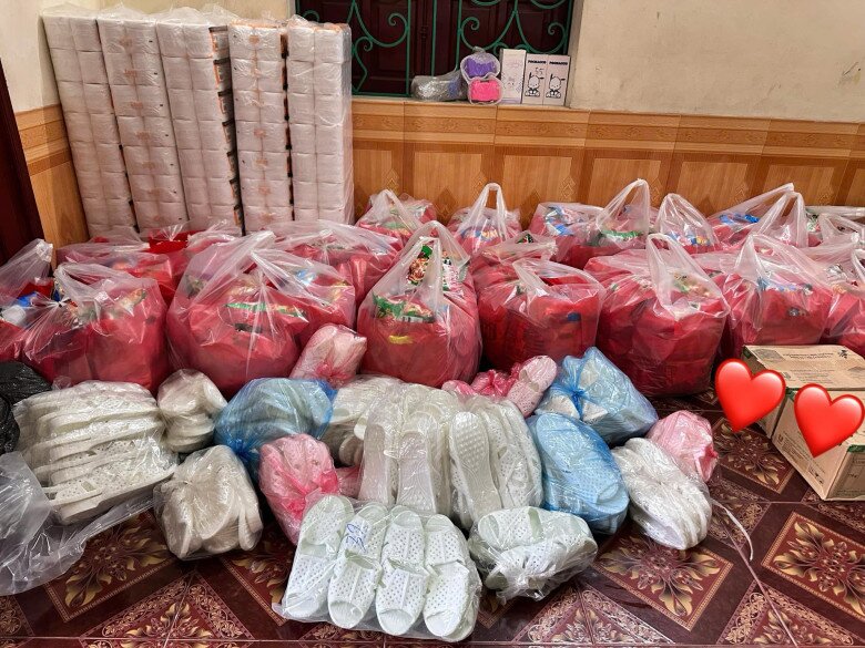 Nhà Hoa hậu Lương Thùy Linh ở Cao Bằng ngập sâu trong nước lũ, nàng hậu cùng mẹ giám đốc hoãn kế hoạch tặng quà Trung thu 4 Nàng hậu và mẹ trước đó có chuẩn bị phần quà cho trẻ em vào dịp Trung thu.