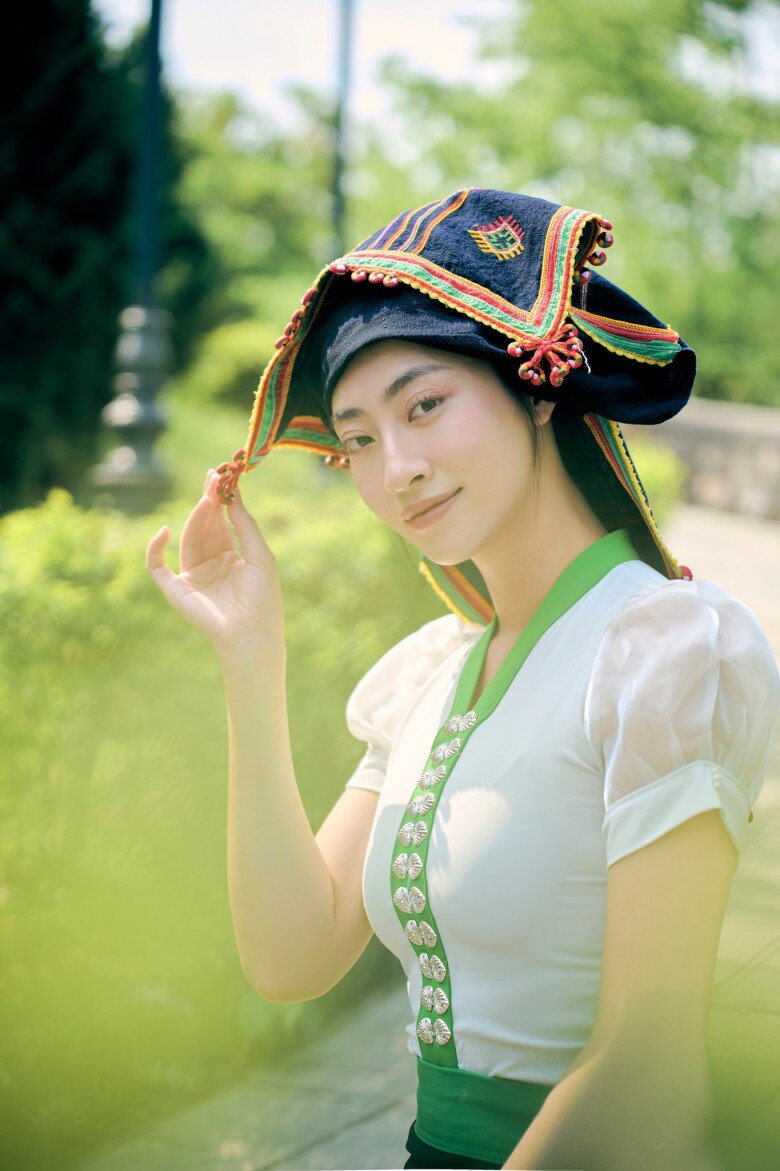 Nhà Hoa hậu Lương Thùy Linh ở Cao Bằng ngập sâu trong nước lũ, nàng hậu cùng mẹ giám đốc hoãn kế hoạch tặng quà Trung thu 5 Lương Thùy Linh là nàng hậu có học vấn khủng.