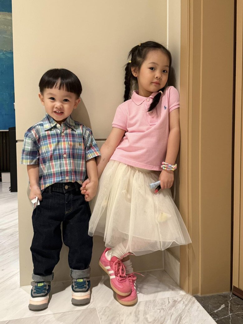 Cậu út Sutin rất thân thiết với chị gái Suchin.