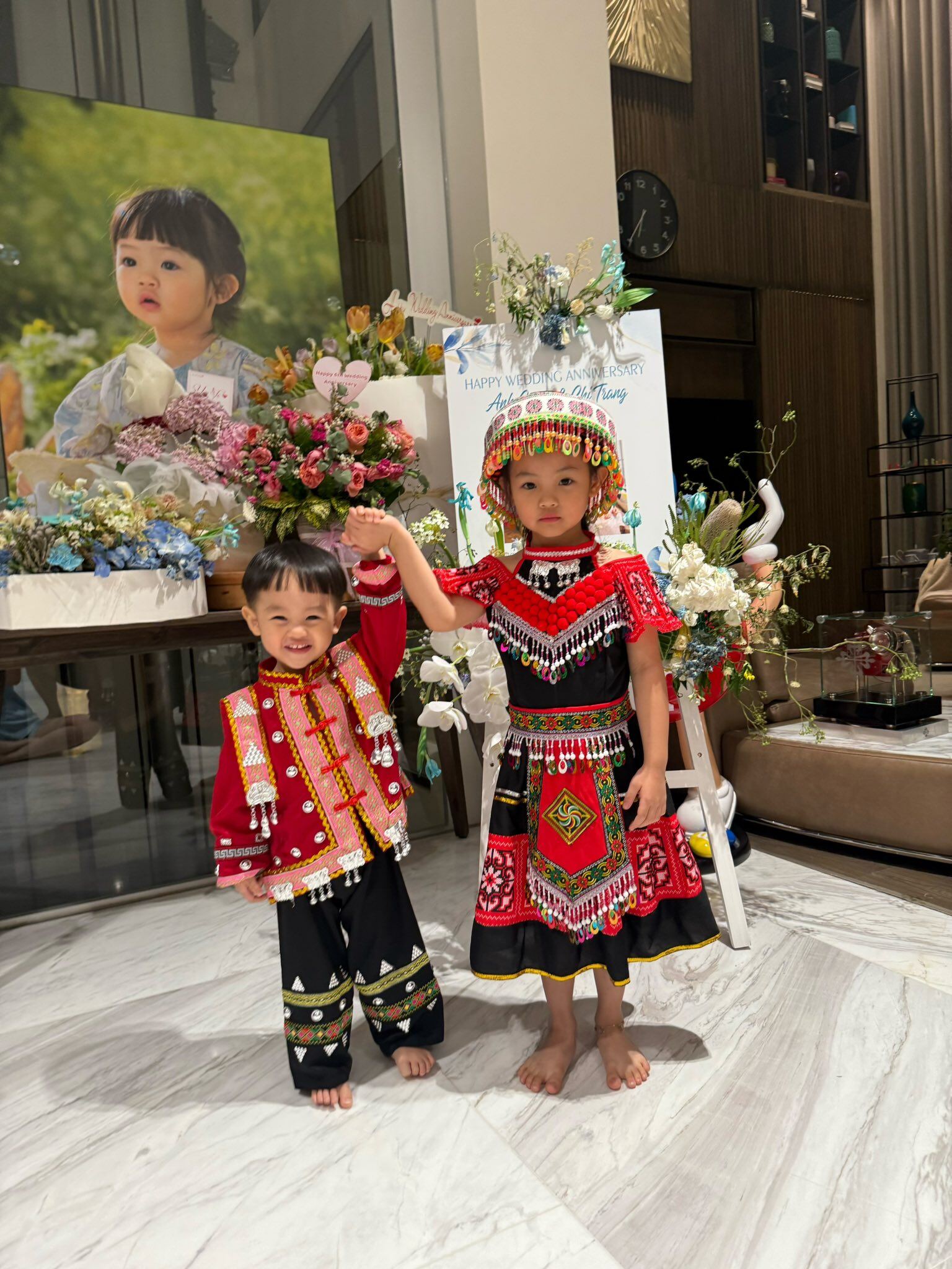 Suchin và Sutin luôn nắm tay nhau cực kỳ tình cảm.