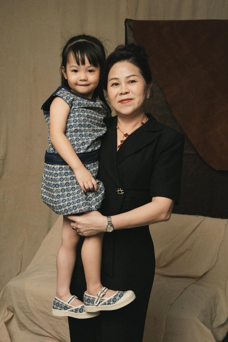 Mẹ ruột Đàm Thu Trang chụp ảnh cùng cháu gái Suchin.