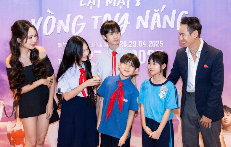 Khác với số đông con nhà sao Việt, Rio học tập tại trường công lập.