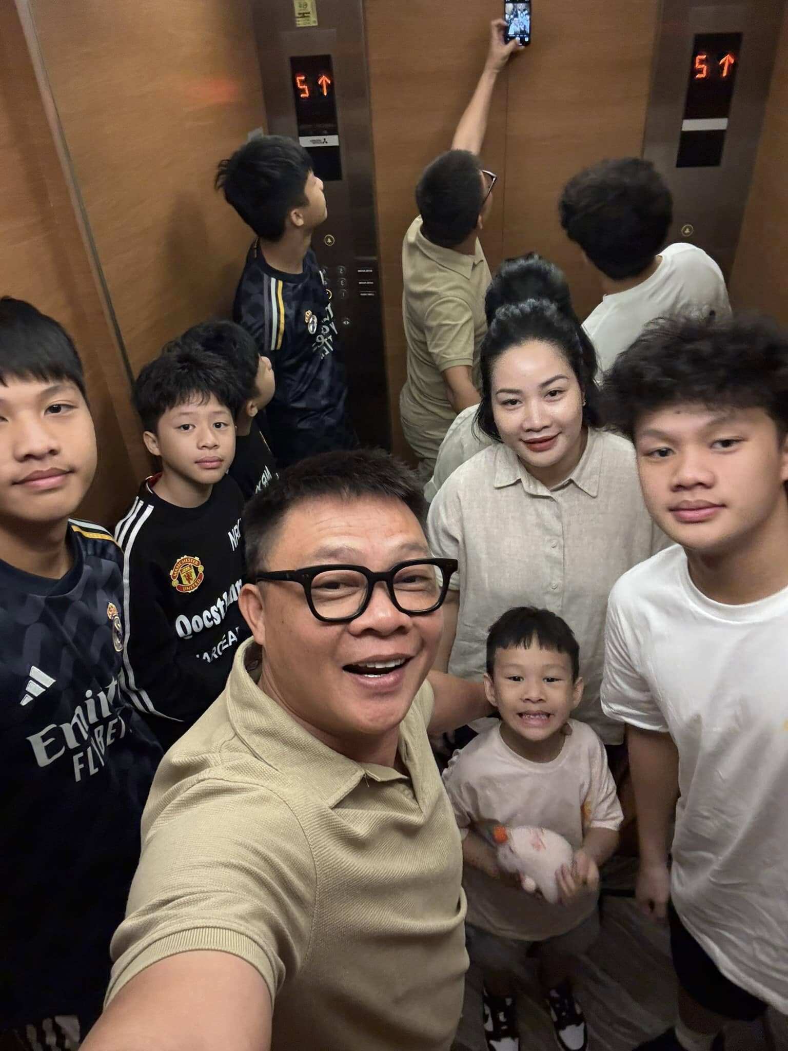 Gia đình đông con của BTV Quang Minh nhận được sự quan tâm của khán giả trên mạng xã hội.