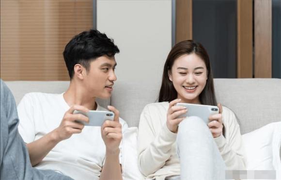 chơi điện thoại, sử dụng điện thoại