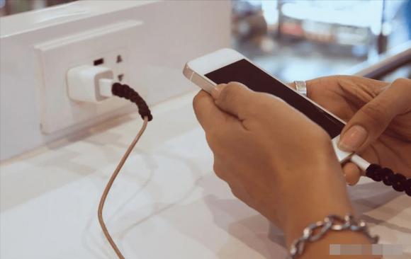 chơi điện thoại, sử dụng điện thoại