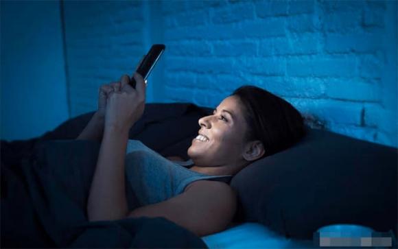 chơi điện thoại, sử dụng điện thoại