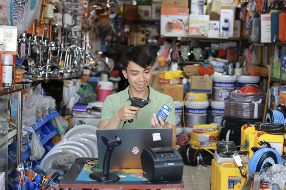 Ứng dụng thanh toán số giúp doanh nghiệp tiết kiệm chi phí và quản lý dòng tiền minh bạch hơn. Ảnh: T.L thanh-toan-so-quet-ma-QR.jpg