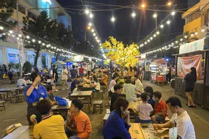 Phố ẩm thực Phan Xích Long ra sao sau gần 10 tháng hoạt động?