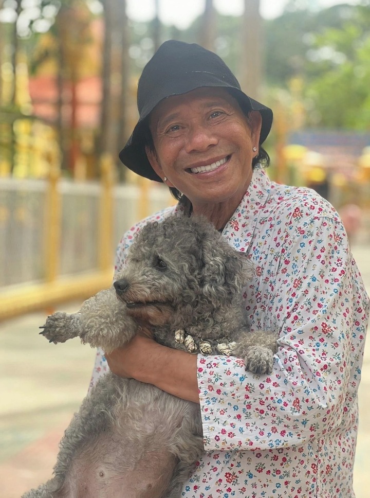 'Vua hài' từng cầm 300 cây vàng mua siêu xe, giờ bán cơm tấm cùng vợ kém 29 tuổi - Ảnh 2.