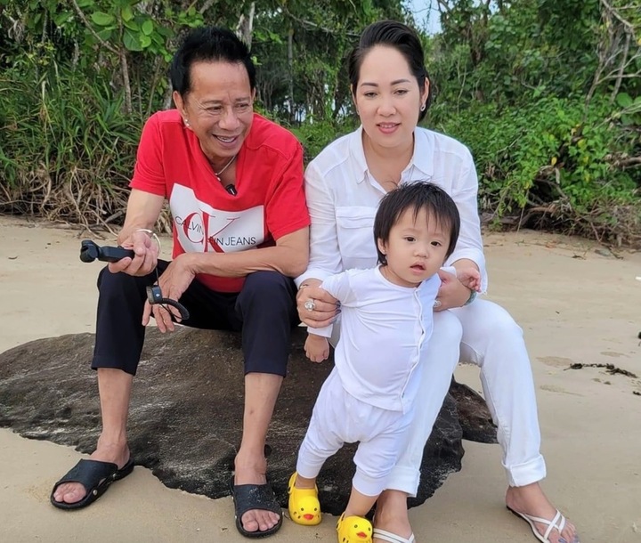 'Vua hài' từng cầm 300 cây vàng mua siêu xe, giờ bán cơm tấm cùng vợ kém 29 tuổi - Ảnh 3.