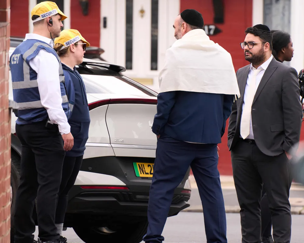 Nhân viên an ninh và người dân gần giáo đường Do Thái Heaton Park ở Manchester. Ảnh: Christopher Thomond/The Guardian 6550.jpg