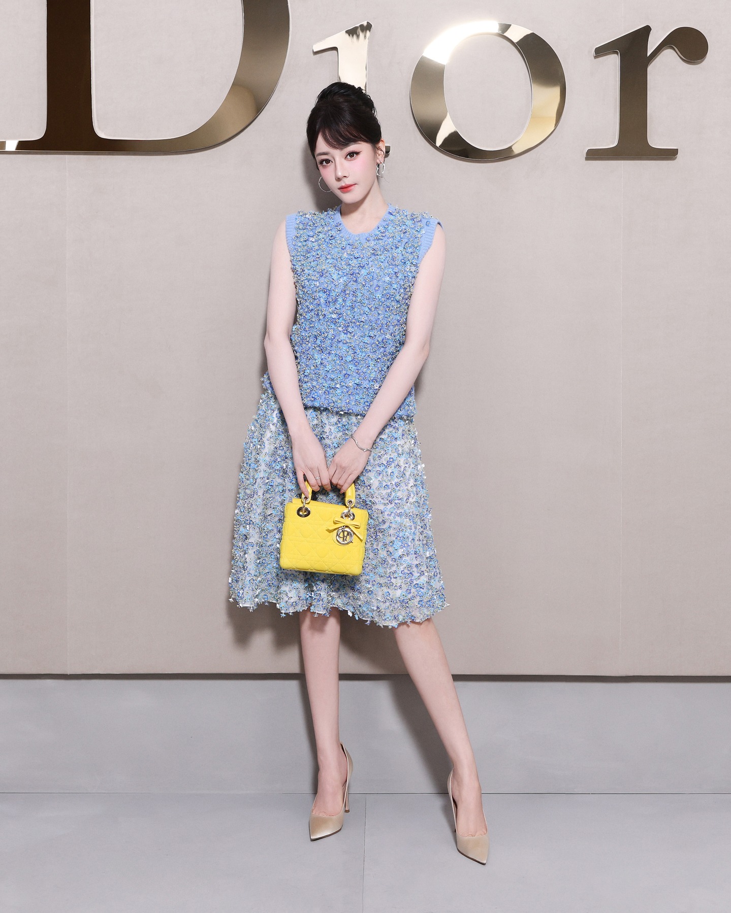 Dior gửi giày long gót cho Địch Lệ Nhiệt Ba- Ảnh 5. Dior gửi giày long gót cho Địch Lệ Nhiệt Ba- Ảnh 5.