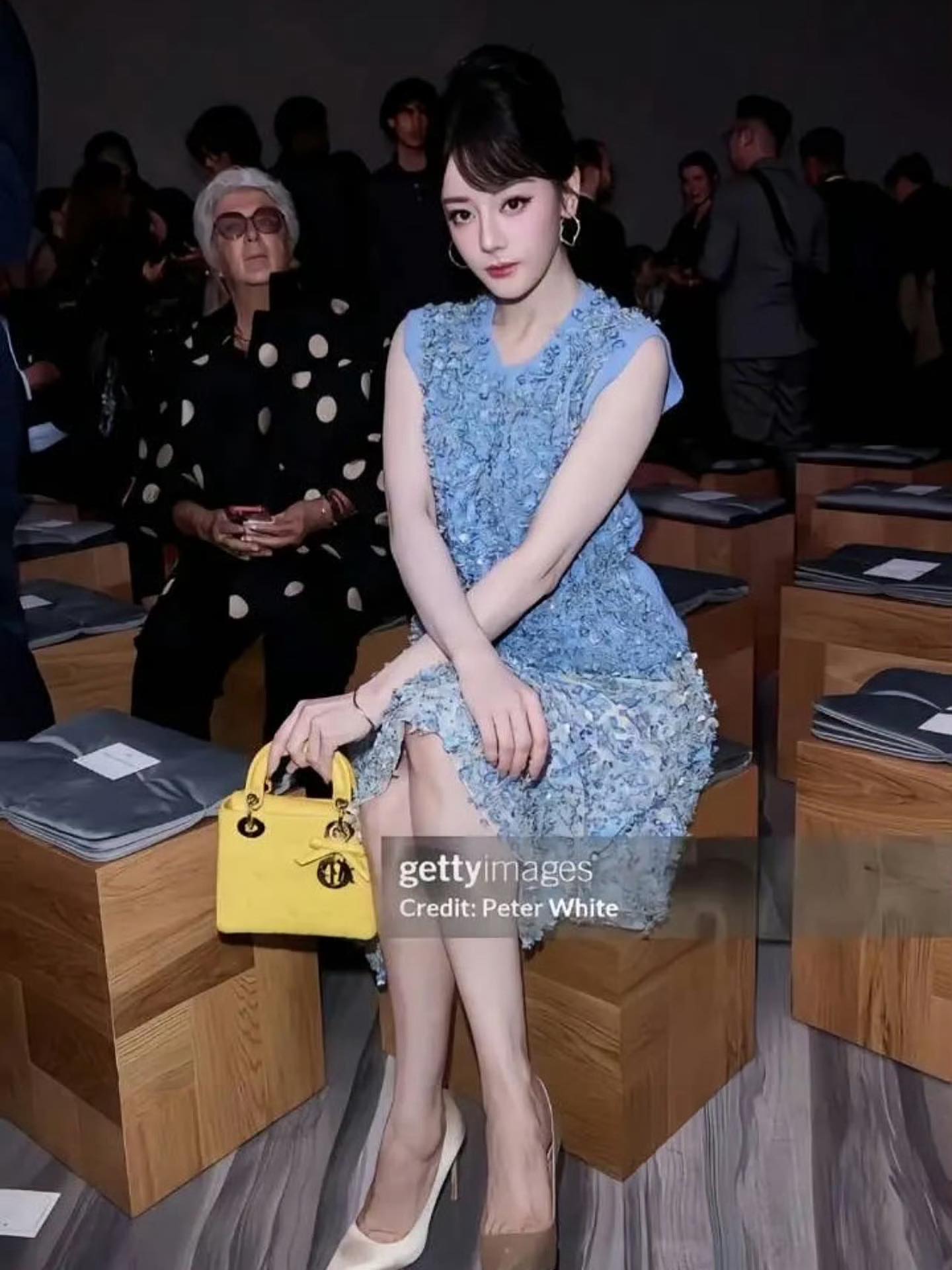 Dior gửi giày long gót cho Địch Lệ Nhiệt Ba- Ảnh 6. Dior gửi giày long gót cho Địch Lệ Nhiệt Ba- Ảnh 6.