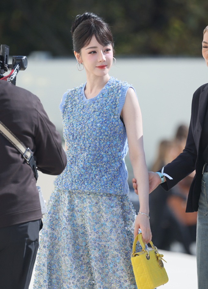 Dior gửi giày long gót cho Địch Lệ Nhiệt Ba- Ảnh 7. Dior gửi giày long gót cho Địch Lệ Nhiệt Ba- Ảnh 7.