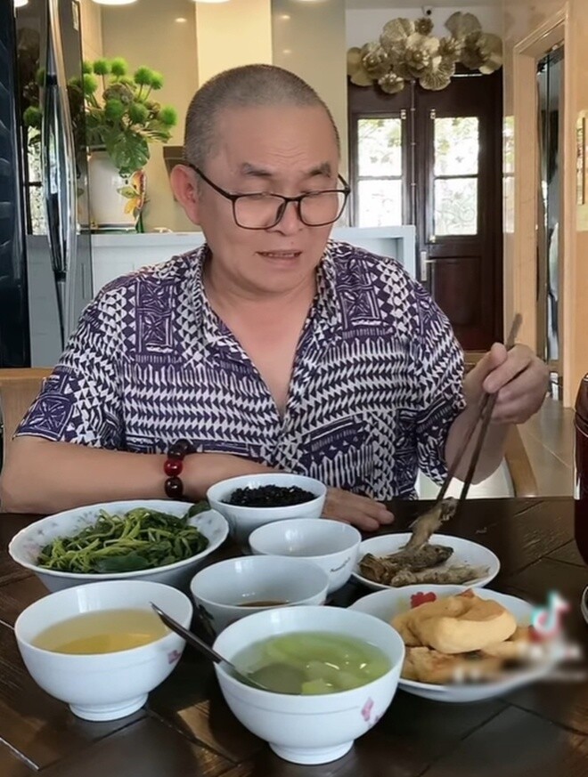 Xuân Hinh có lối sống giản dị, tiết kiệm.