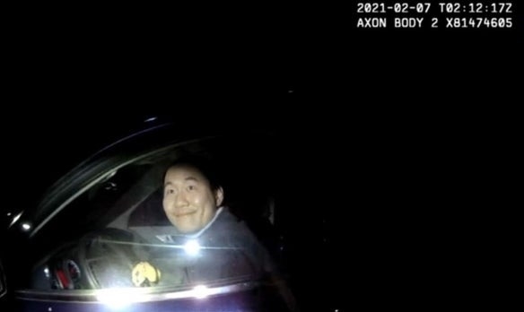 Qinxuan Pan cười khi cảnh sát hỏi chuyện bị kẹt trên đường ray. Ảnh: North Haven PD