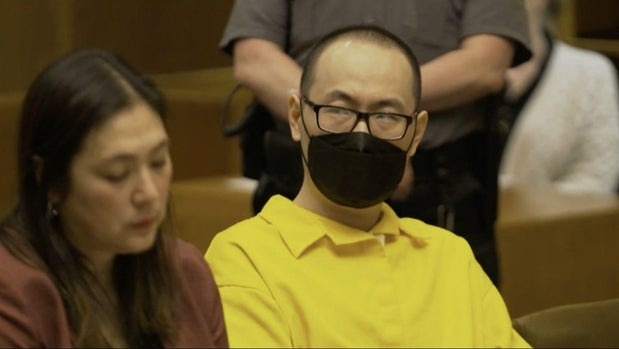 Qinxuan Pan luôn cúi đầu trong phiên tòa tuyên án, chỉ nhìn lên khi Zion Perry cất tiếng. Ảnh: CBS